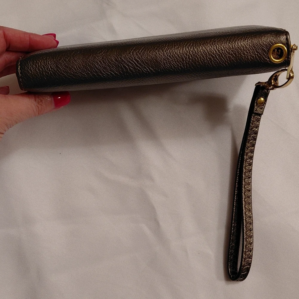 Zip Around Clutch Wallet with a detachable wristlet - Picture 3 of 4